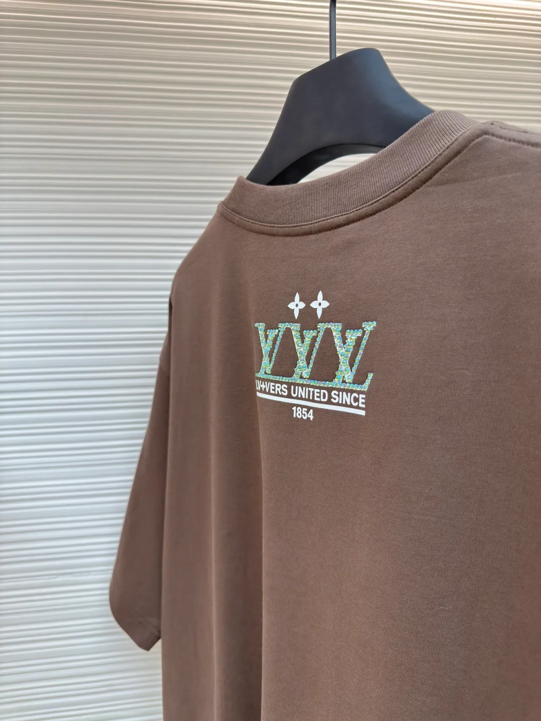 LOUIS VUITTON Diamond Route Short Sleeve ●Authentic product: Purchased and developed by 11030 ●Item number: 1680223-A25 ●Fabric: pure cotton fabric ●Technology: hot diamond ●Version: fitted version ●Weight: about 320g ●Size: XS-S-M-L ●Description: Made of 15S plain weave high-quality cotton, 230g; with 32S double yarn thread, 300g. The fabric is made of high-quality pure cotton fabric woven in a plain weave. The fabric printed with environmentally friendly glue feels soft and comfortable, and is suitable for close-fitting wear. It also has good color brightness and hiding power, and can present colorful pattern effects. Flower positioning rhinestone hot diamond printing is a unique and gorgeous decorative process, and the material is customized in shape and size. The overall wiring is straight and delicate, the fabric is comfortable and soft, and the color is consistent without color difference. It can be matched with the same style to create a fashionable look and control various occasions. Customized accessories, complete with three standards, same style for men and women!